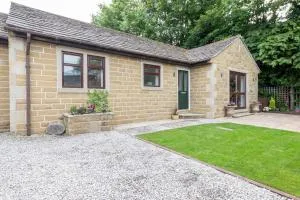 Large 2-Bedroom Bungalow near Airedale Hospital, Keighley, Convenient Location with Parking - Kildwick