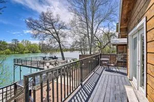Lake Access Guadalupe River Cottage in Seguin - سيغوين