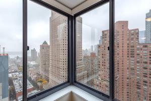 Midtown 2BR w Pool Gym Parking nr Broadway NYC-381