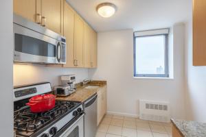 Midtown 2BR w Pool Gym Parking nr Broadway NYC-381