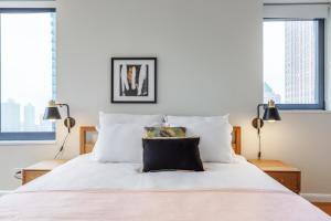 Midtown 2BR w Pool Gym Parking nr Broadway NYC-381