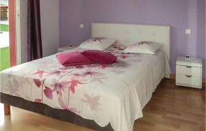 Maisons de vacances Awesome Home In Creissan With Heated Swimming Pool : photos des chambres