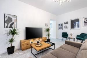 Berthelot King’s Apartment with courtyard