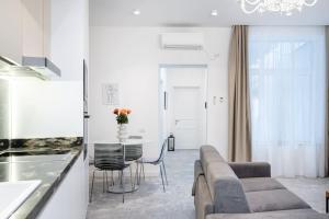 Berthelot King’s Apartment with courtyard