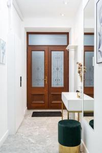 Berthelot King’s Apartment with courtyard