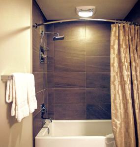 Masterpiece 2-Bedroom with Balcony, Pool, and Spa