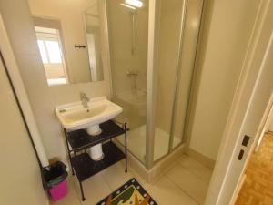 5 mn (450 m) walk MetroLa DefenseNetflixParking