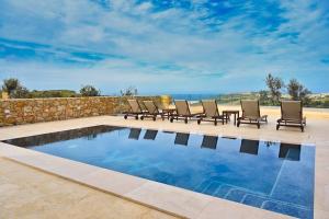 Luxurious Maisonette with Pool & Hot tub in Xaghra