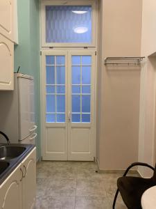 City Central Apartments next to New York Cafe