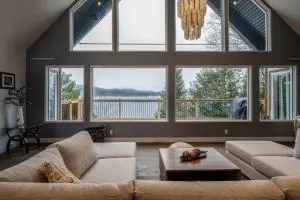 4bdrs Waterfront Chalet Wprivate Dock & Hot Tub - La Minerve