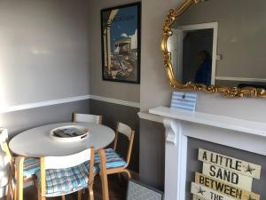 Granby House Holiday Apartments, Apartment 2, In the Old Town, Free On Street Parking included