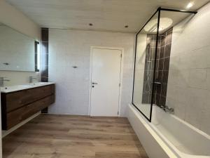 Ruim app. met grote garage