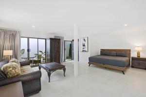 Playa Potrero - beachfront Villa, big private pool - Casa Bella Catalina