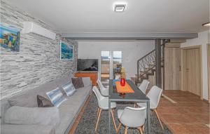 5 Bedroom Amazing Home In Drvenik Mali