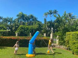 Luxury 5 Bedroom home, Steps to Beach Sol