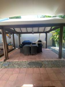 Luxury 5 Bedroom home, Steps to Beach Sol