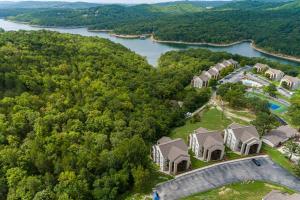 Lakeside Condo with Outdoor Theater, 4min to Silver Dollar City