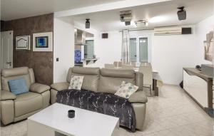 Maisons de vacances 3 Bedroom Stunning Home In La Londe Les Maures : photos des chambres
