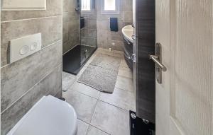 Maisons de vacances 3 Bedroom Stunning Home In La Londe Les Maures : photos des chambres