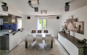 Maisons de vacances Beautiful home in La Londe Les Maures with WiFi and 3 Bedrooms : photos des chambres