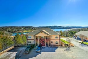 Spacious Branson Condo on Table Rock Lake!