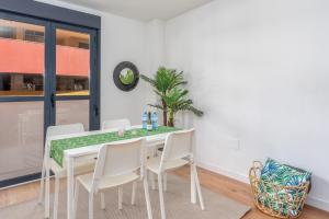 Central couples getaway by Costarentals - Ref 155