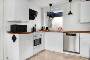 Amazing Holiday Home With View At The Water