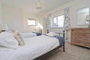 WALK TO THE BEACH, spacious cottage with sea views