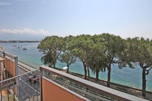 Modern Flat with lake view & private beach!