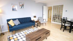 Spacious 2BR 2BA Apartment City Centre Sleeps 5