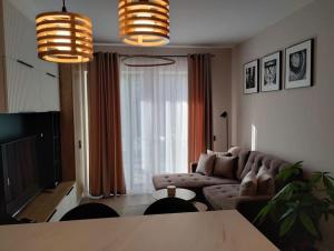 The Lake Home C, ap 12