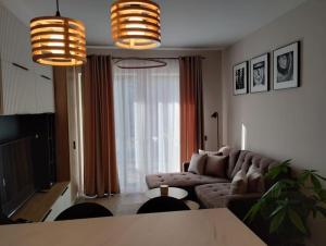 The Lake Home C, ap 12