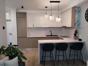 The Lake Home C, ap 12