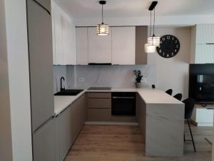 The Lake Home C, ap 12