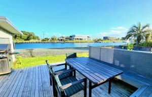 The Sunrise Bach - One Tree Point Holiday Home