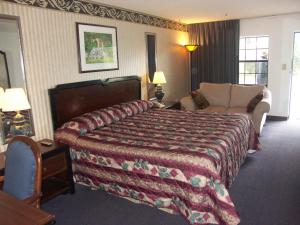 Double Room with Two Double Beds room in Deerwood Inn & Madison Campground