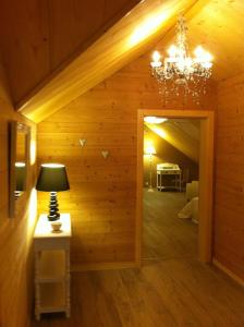 B&B / Chambres d'hotes Chambres d'hotes Couleurs Bois & Spa : Suite avec Balcon