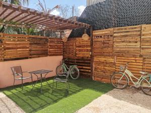 Hotel Casa HenequƩn