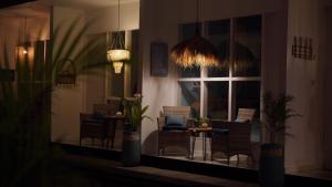 Phòng 2 Giường Đơn Nhìn Ra Hồ Bơi (Twin Room with Pool View)