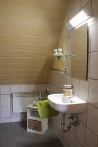 Double Room with Private Bathroom room in Wirtschaft & Pension Zum Huthaus
