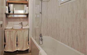 Appartements Awesome Apartment In quemauville With Kitchen : photos des chambres