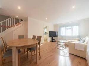 Pass the Keys Stylish 2 Bedroom Family Home - Worcester Park