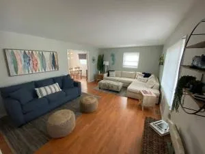 Stunning and Spacious 3br/2.5 ba only a block to the Bay Beaches - Del Haven