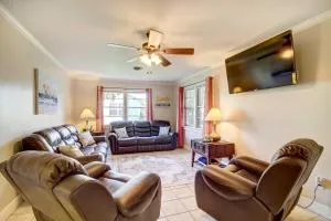 Coastal Long Beach Rental with Patio, Walk to Beach! - 长滩