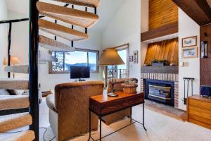 2 Br Buttes Condo- Breathtaking Views Of Mountain Range Condo
