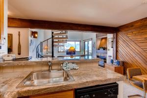 2 Br Buttes Condo- Breathtaking Views Of Mountain Range Condo
