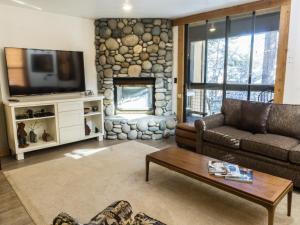 3132 Aspen Grove