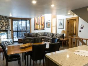 3132 Aspen Grove