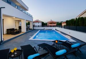 Villa Anna Barbariga, NEW 2022 luxurious villa with private pool!