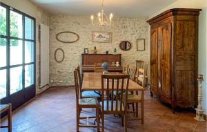 Maisons de vacances Beautiful home in Rognonas with WiFi and 5 Bedrooms : photos des chambres